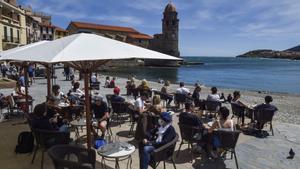 Terraza llena en un restaurante de Colliure (Francia) en el primer día de desescalada.