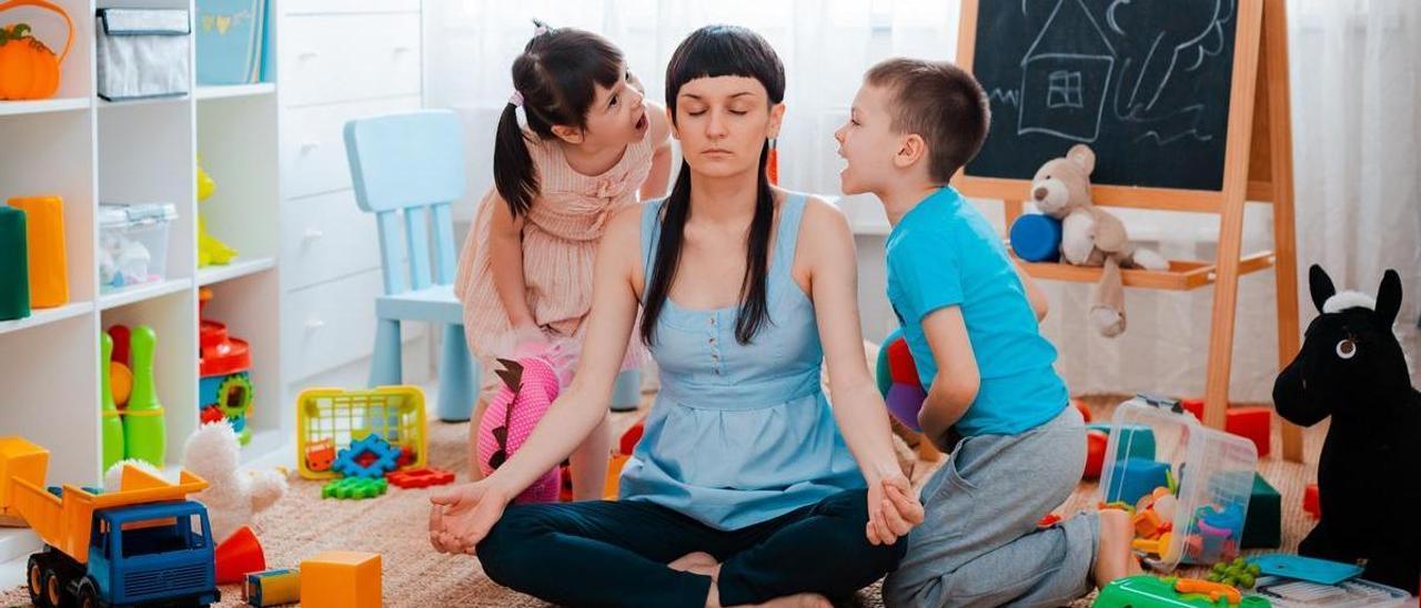 Una madre trata de relajarse mientras sus dos hijos reclaman atención