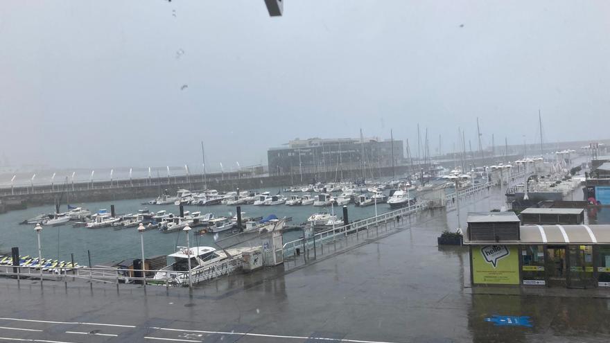 Una &quot;tormentona&quot; azota Gijón: fuertes rachas de viento de casi 80 kilómetros por hora y mucha lluvia