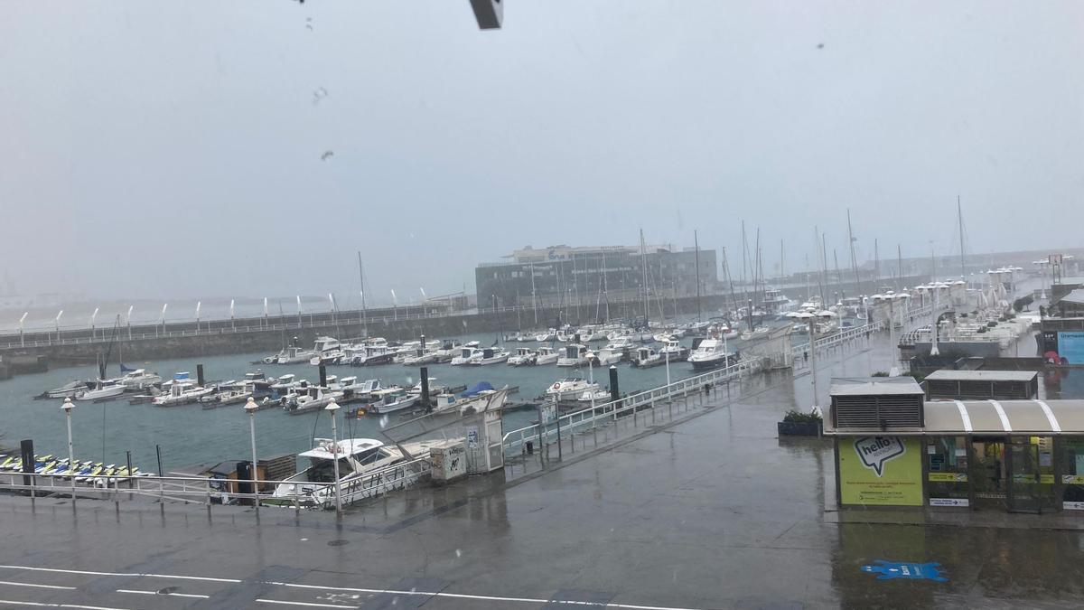 VÍDEO: Viento, lluvia y desplome de temperaturas: los efectos de la "tormentona" Louis se dejan notar con fuerza en Gijón