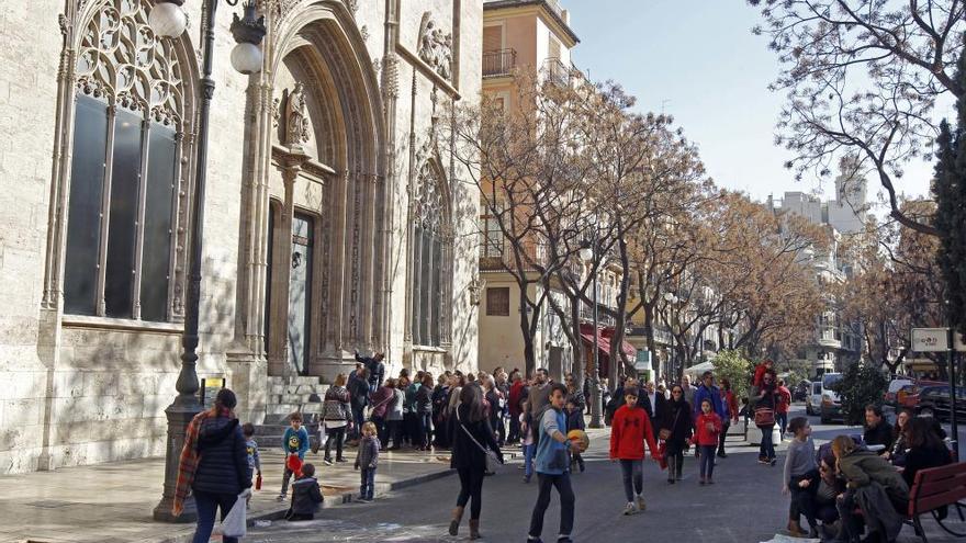 Ambiente en el entorno de la Lonja de Valencia tras la peatonalización.