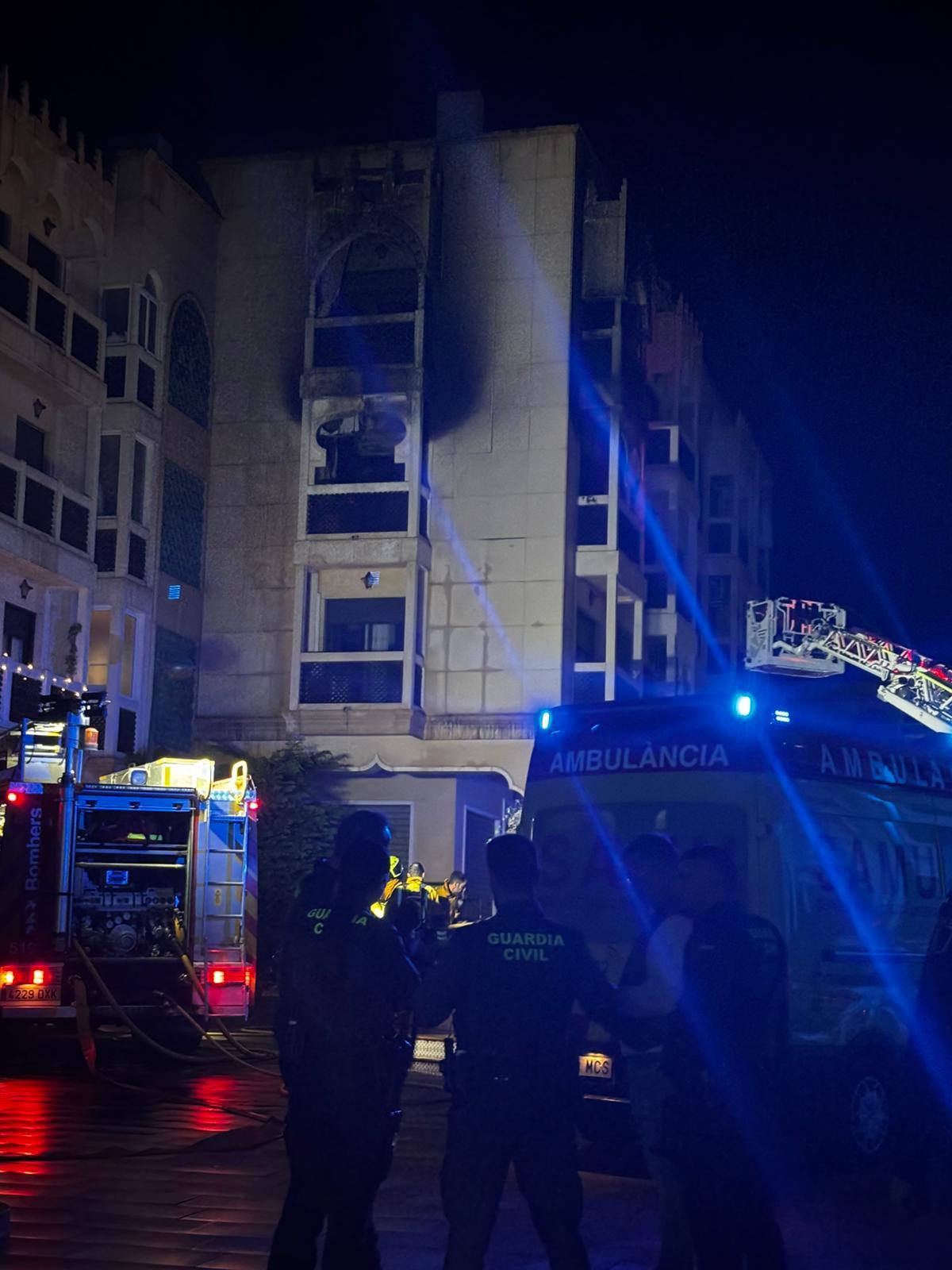 El edificio de Crevillent donde ha ardido una vivienda