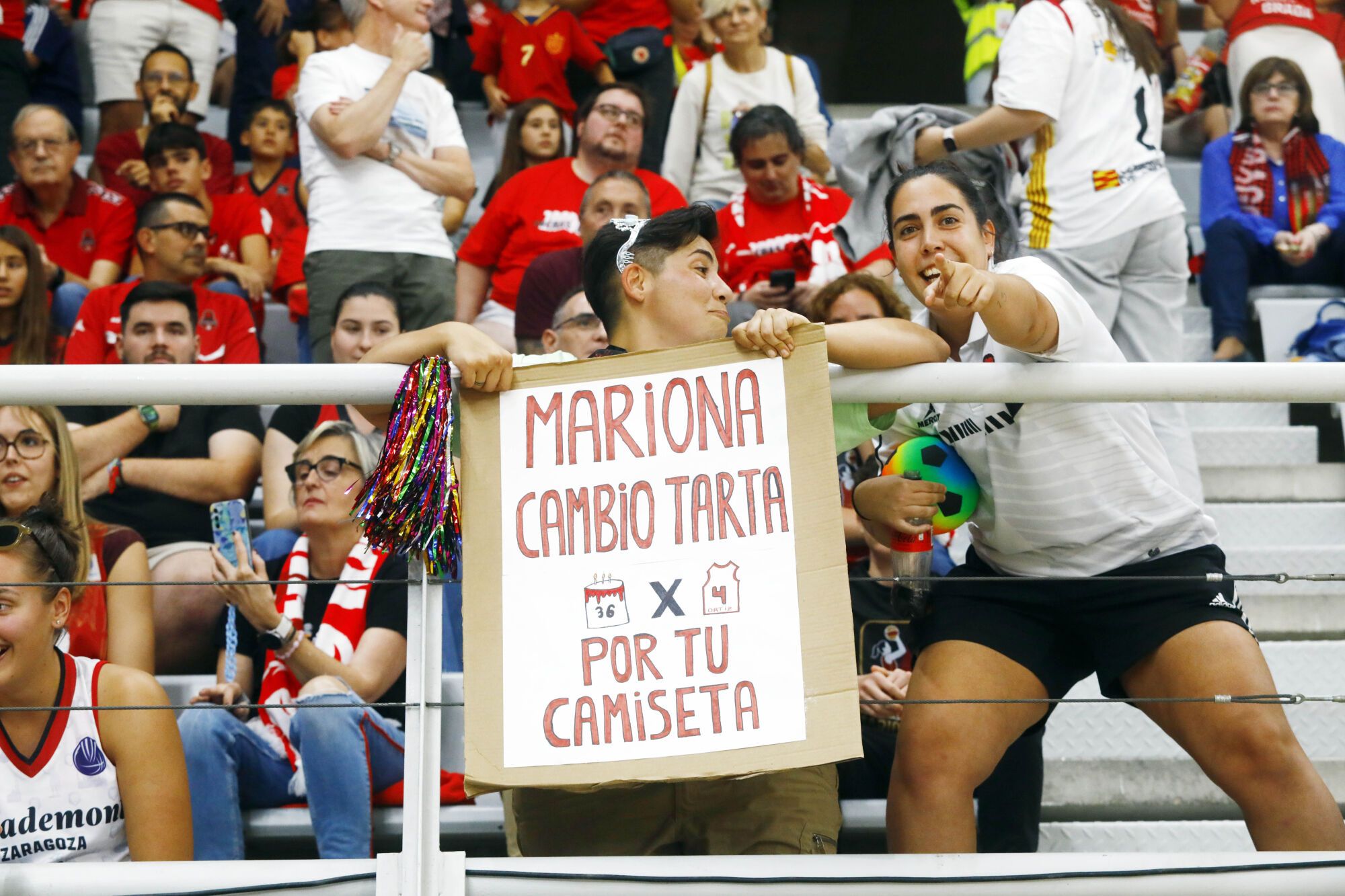 En imágenes | Gran ambiente en las gradas del Palacio de los Deportes de Huesca en las semifinales de la Supercopa femenina de baloncesto