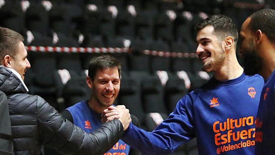 Marinkovic, en proceso de recuperación, se dejó caer por el entrenamiento para felicitar a sus compañeros tras el triunfo en Barcelona.