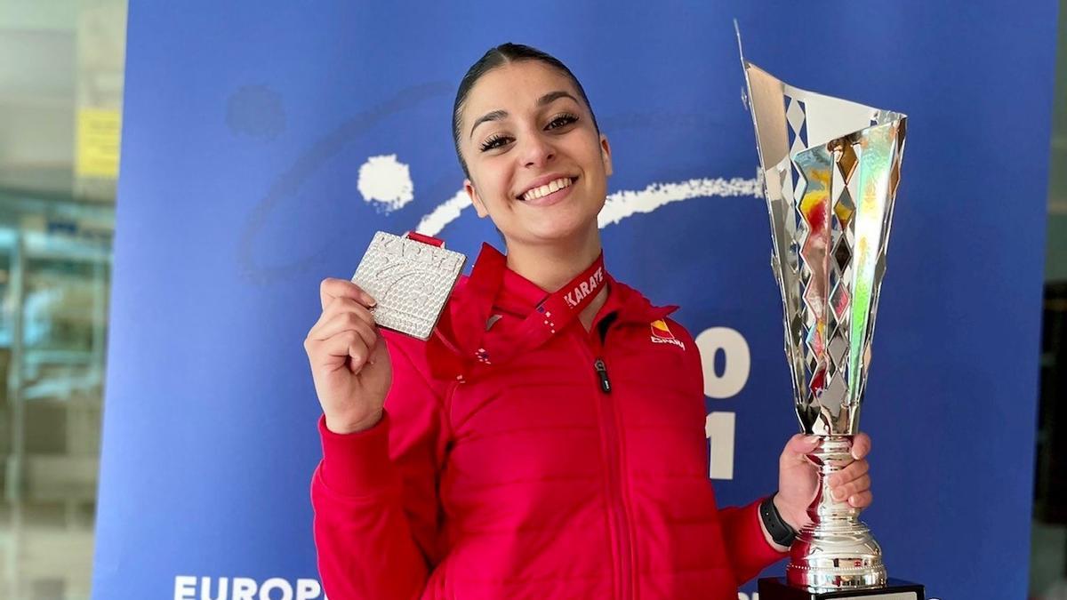 Marta García, con su medalla de plata.