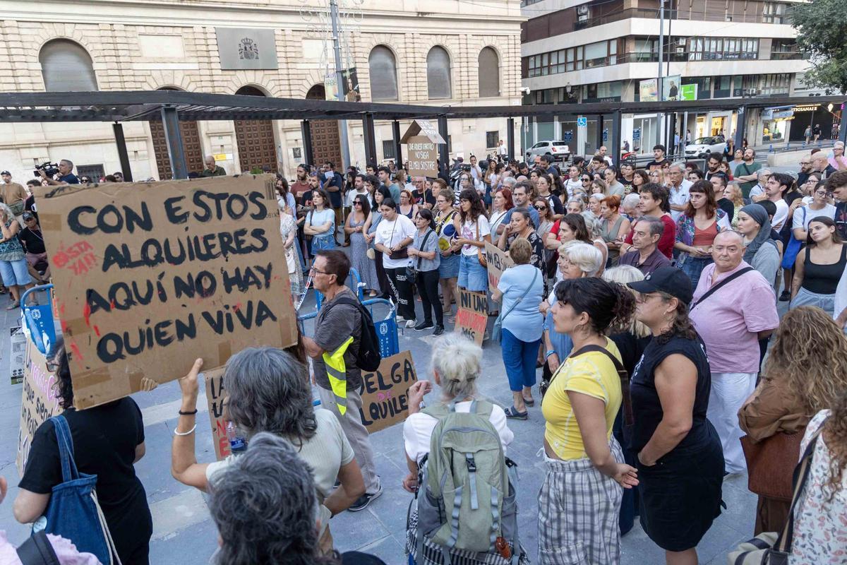 El desahucio de Maricarmen provoca una segunda protesta por el derecho a la vivienda en Alicante