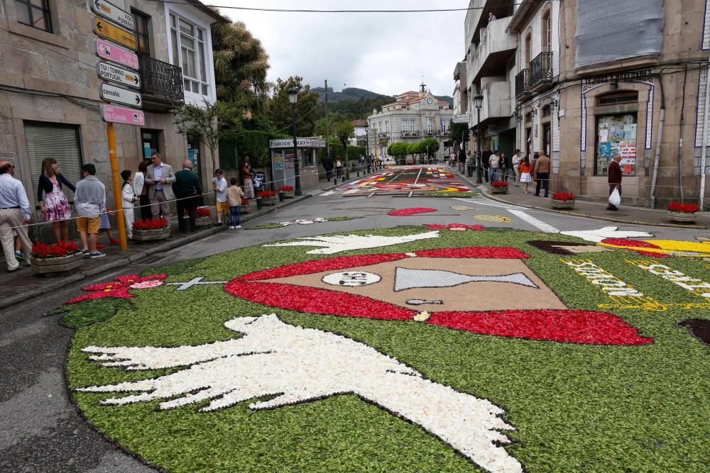 En Gondomar un grupo de voluntarios, fundamentalmente mujeres, trabajó desde hace semanas en la preparación del material para las alfombras que se confeccionaron hoy.