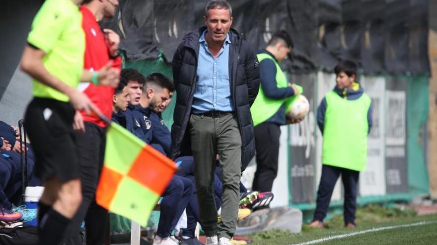 Óscar Cano, en la banda durante el partido contra la Balompédica Linense. |  // LOF