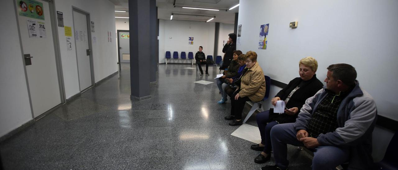 Pacientes esperando su  turno en una sala de  espera de Atención Primaria.