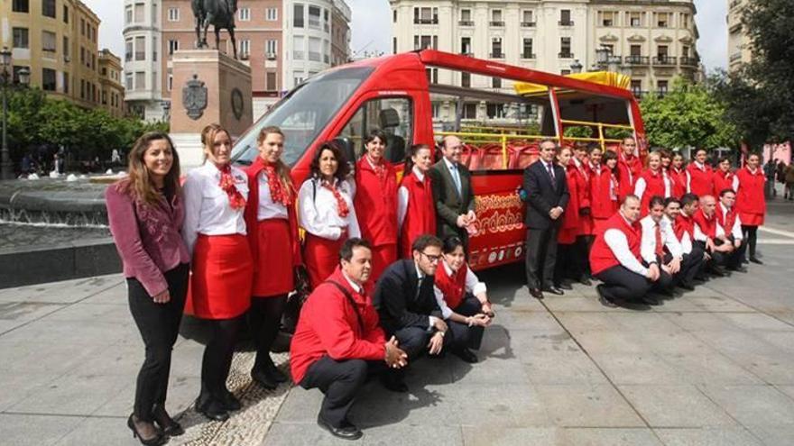 El bus turístico recoge un centenar de juguetes a cambio de viajes gratis