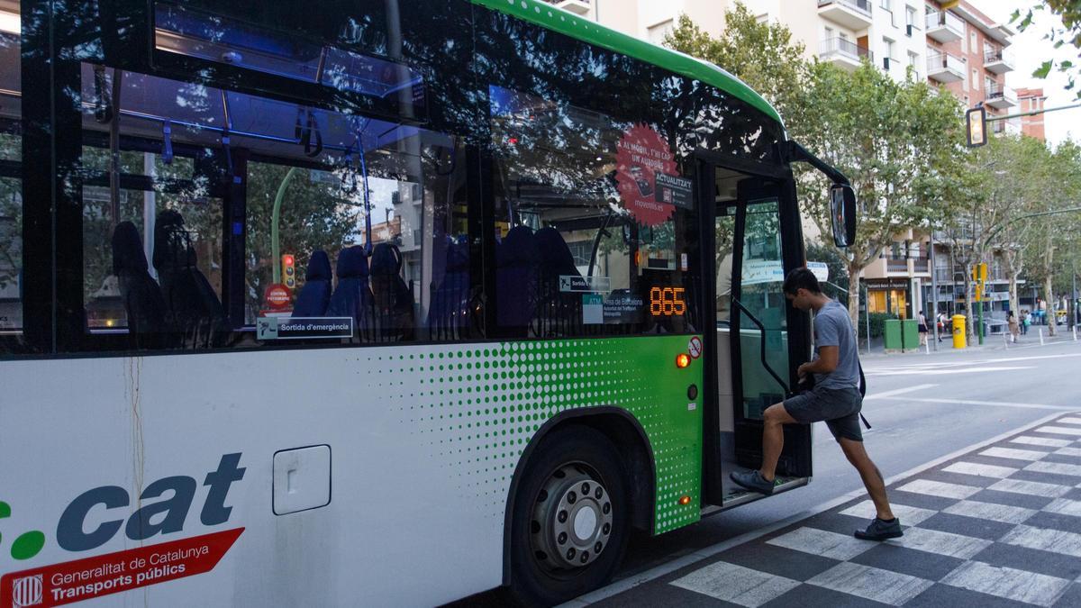Un joven sube al bus 865 de Mataró hacia la UAB, sin aglomeraciones a las 07.45.