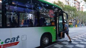 Un joven sube al bus 865 de Mataró hacia la UAB, casi vacío, a las 07.45.