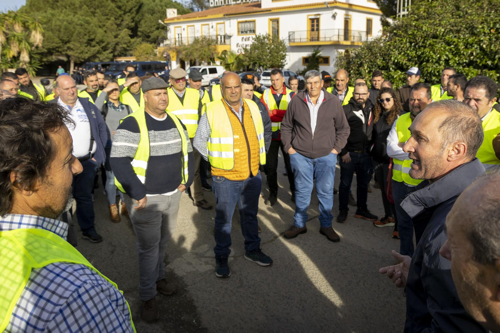 Un millar de agricultores con tractores protestan en Málaga y cortan vías como la A-92