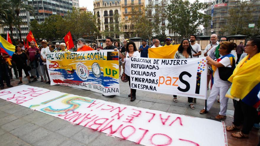 Concentración por la paz en Colombia en la plaza del Ayuntamiento de Valencia.