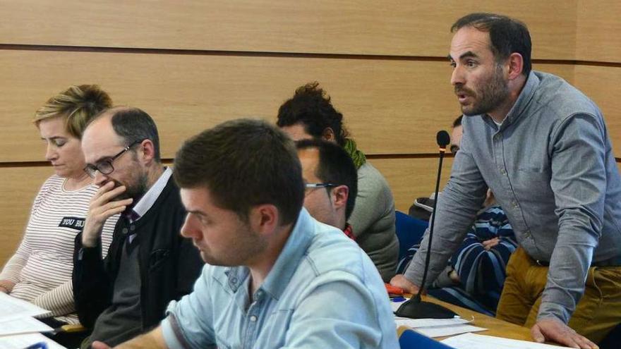 El concejal de Facenda, Aldán Santamarina (BNG), durante una intervención en un pleno. // Gonzalo N.