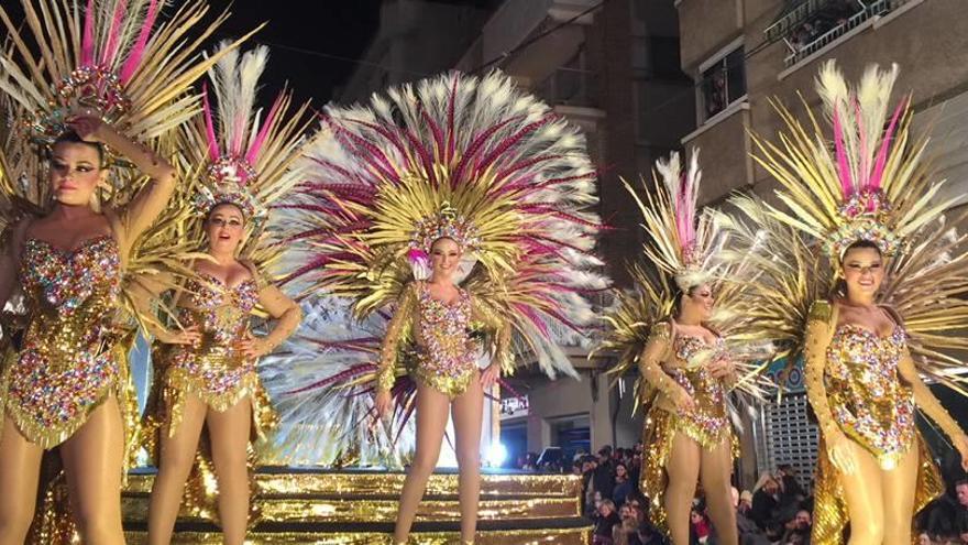Las plumas, las carrozas y los bailes vuelven hoy con el comienzo del Carnaval de Águilas, el más importante de la Región