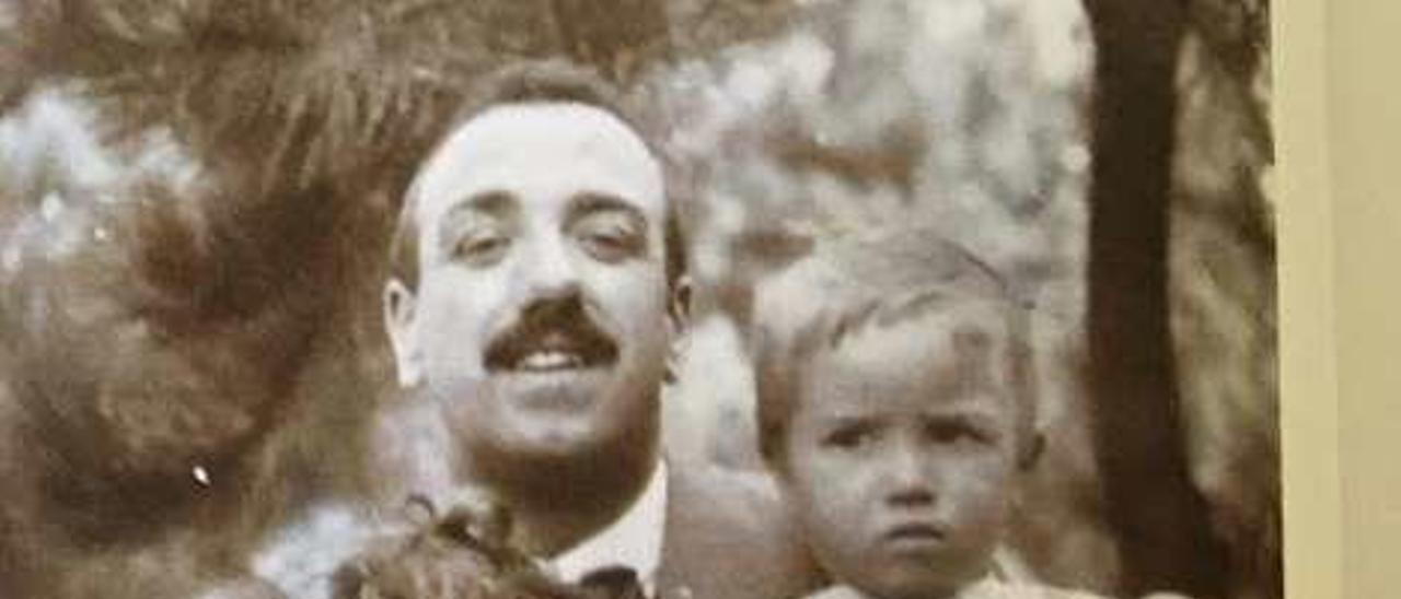 Luis Álvarez Santullano con sus hijos.