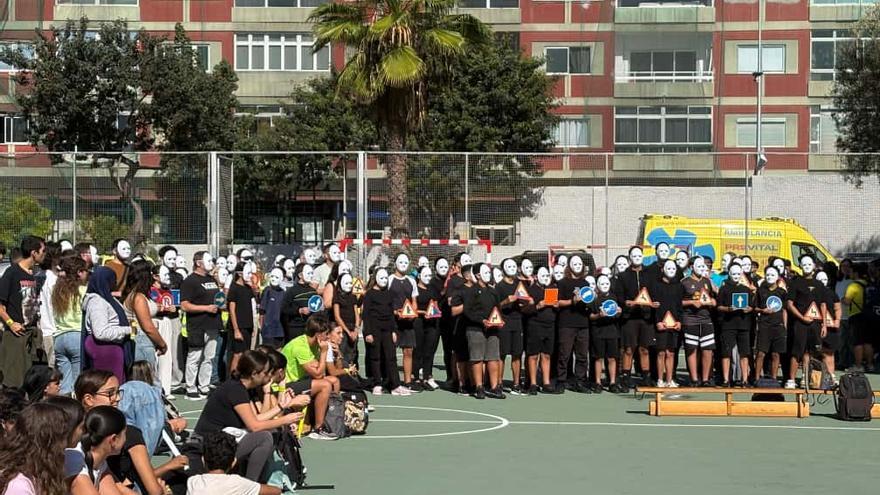 &quot;Conéctense a la vida&quot;: el Cabildo homenajea en el IES La Isleta a las víctimas de tráfico y alerta del peligro del móvil al volante