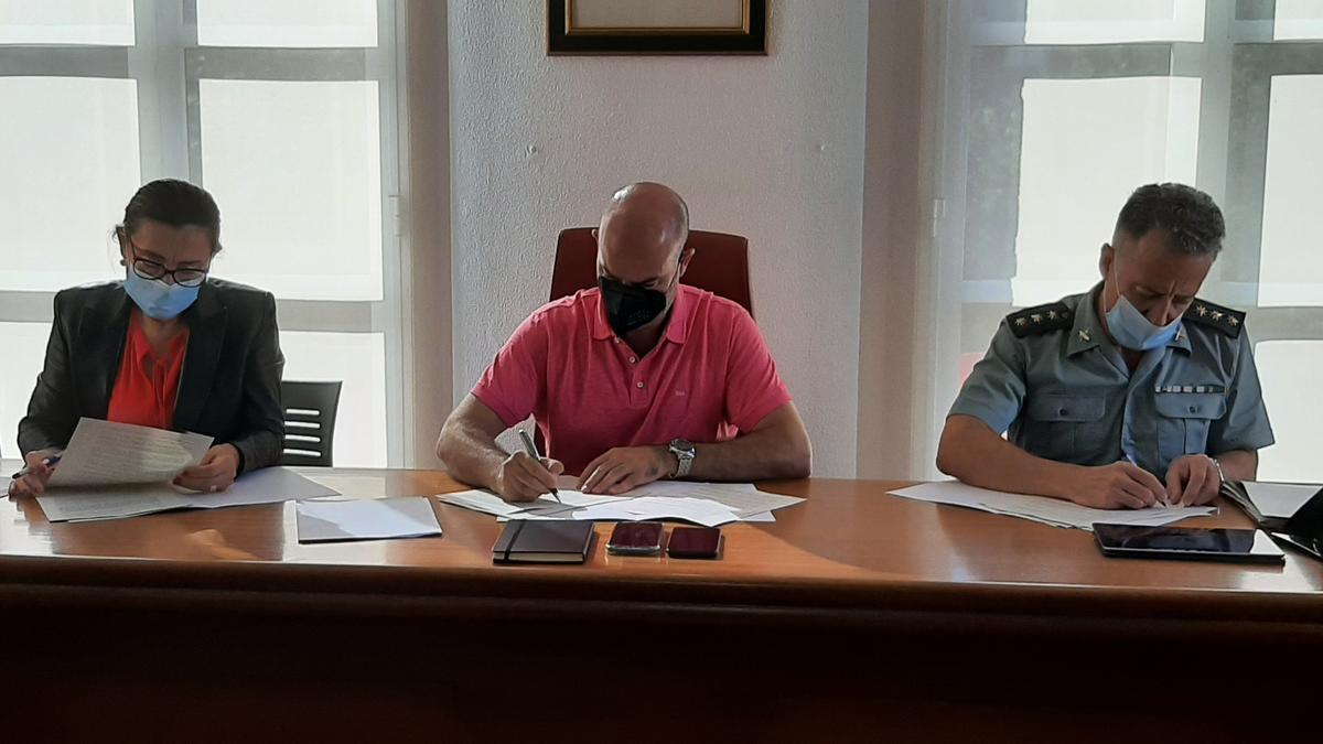 De izq. a dcha: Maica Larriba, Félix Juncal y Simón Venzal, ayer en la firma del convenio.