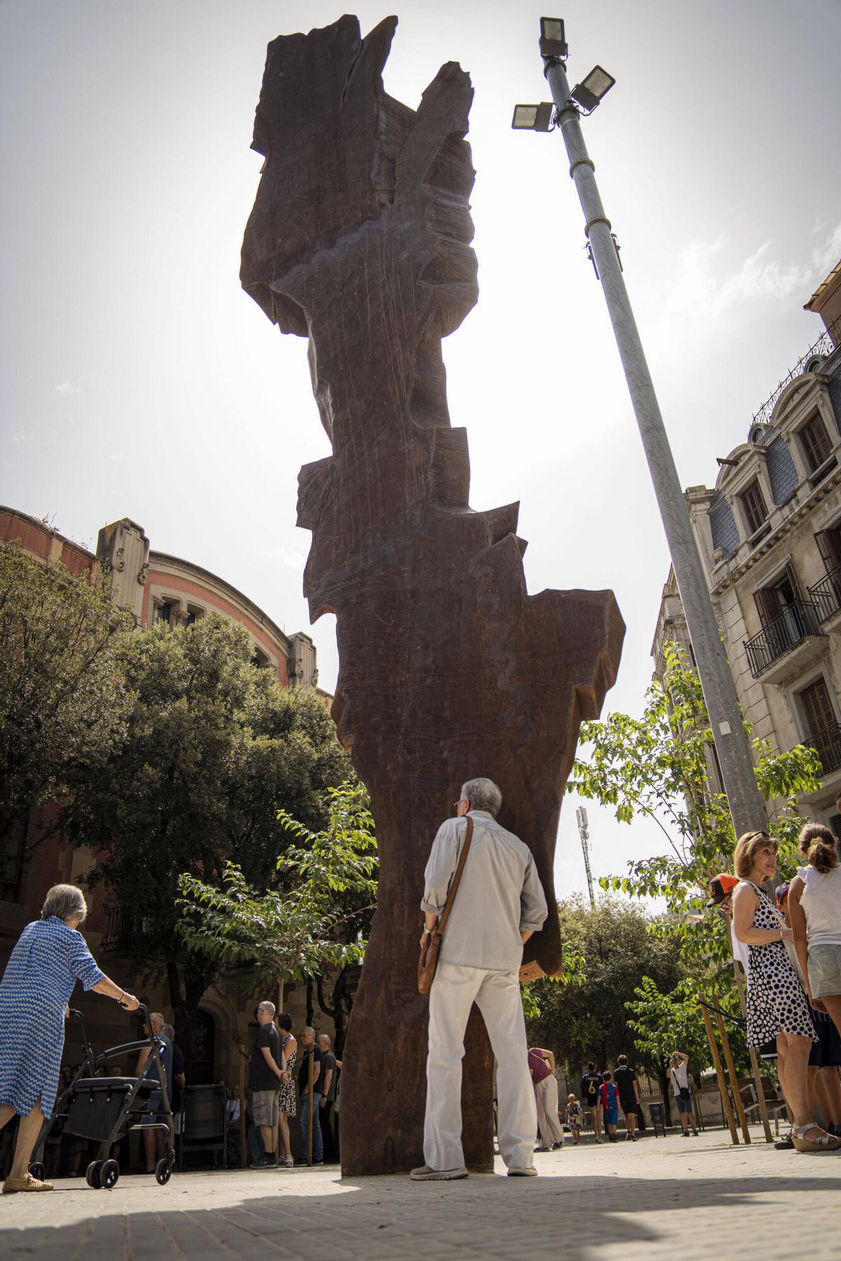 L'escultura que parla: S'inaugura la "Metralla" que recorda els morts manresans de la Guerra Civil L'escultura que parla: S'inaugura la "Metralla" que recorda els morts manresans de la Guerra Civil