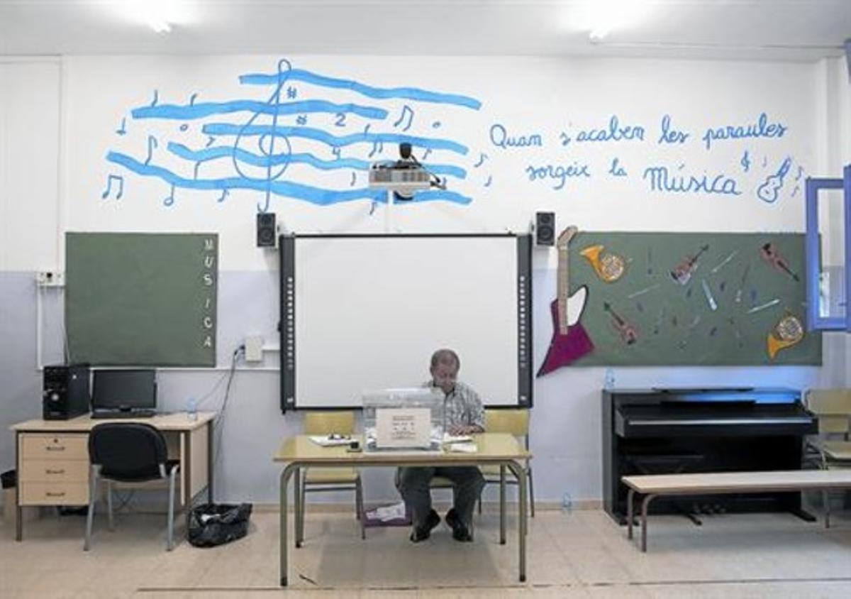 Mesa electoral en la escuela Folch Torres de Santa Coloma de Gramenet.