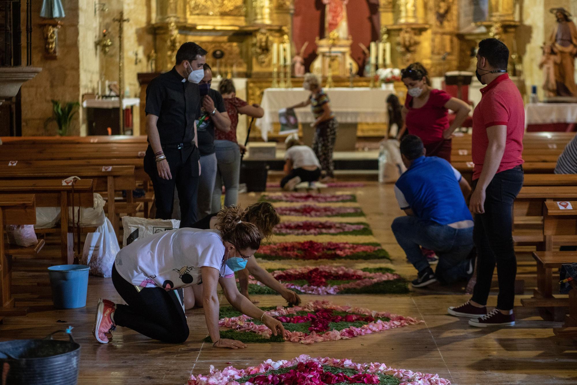 GALERÍA | El Perdigón, en Zamora, prepara la alfombra de flores del Corpus Christi