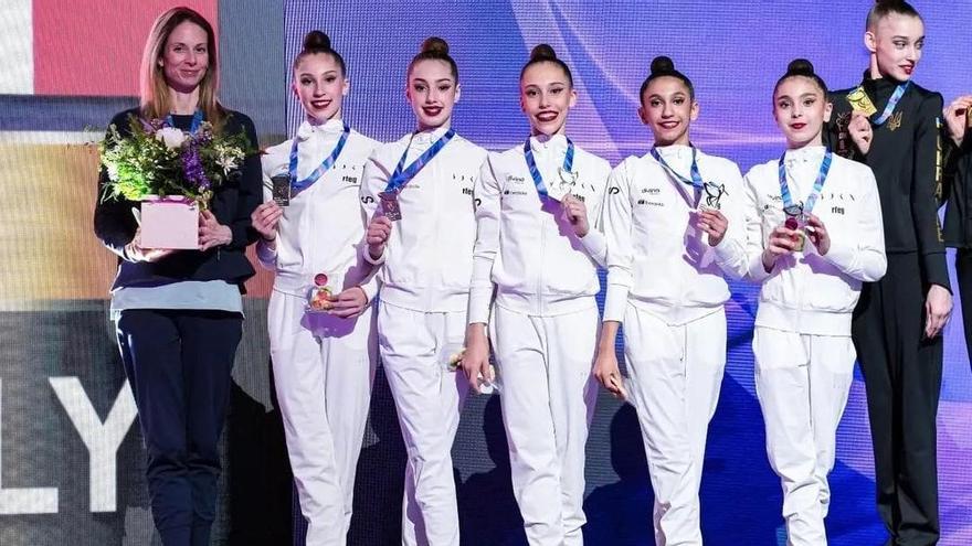 Noa Esplugues con el equipo española de Gimnasia en el podio del Campeonato de Europa.