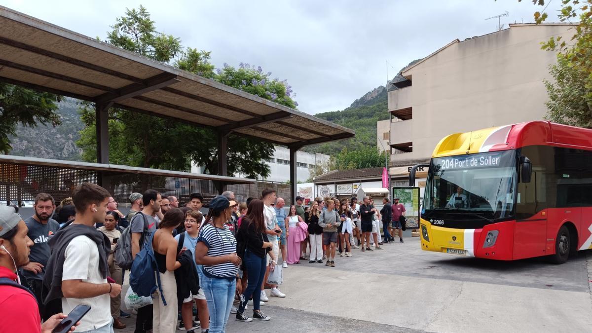 Usuarios esperando el bus.
