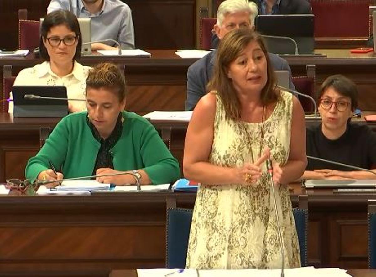 Francina Armengol, durante el pleno del Parlament.