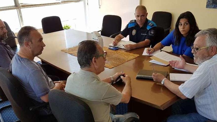 El alcalde se reunió ayer con los vecinos en el Concello. // G.N.