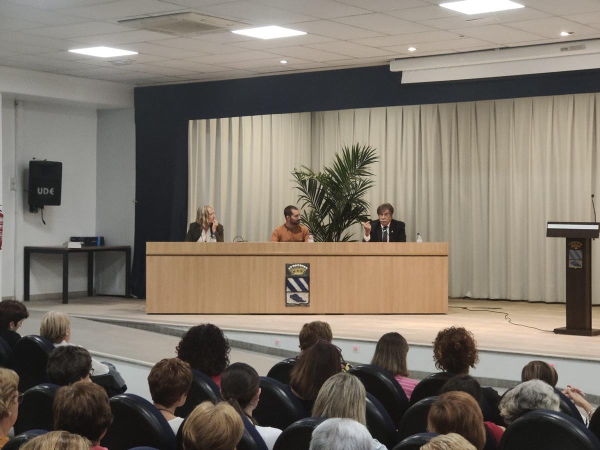 Foto de la conferencia de Javier Urra.