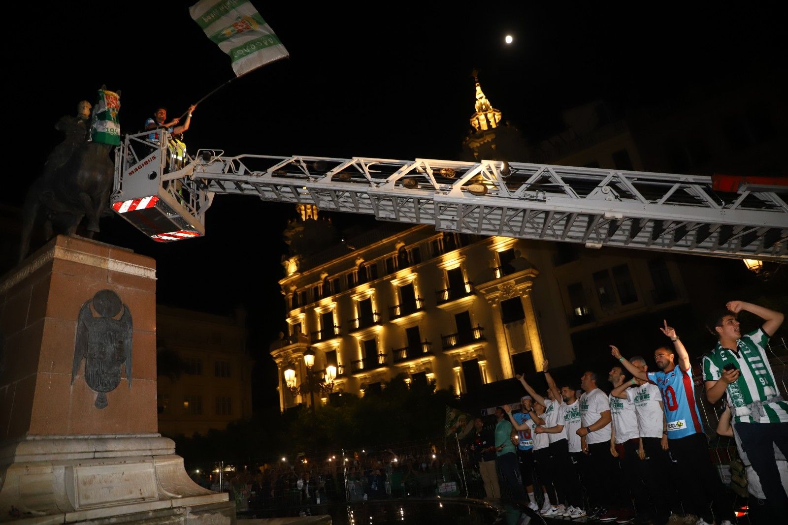 Los aficionados cordobesistas celebran el ascenso en Las Tendillas