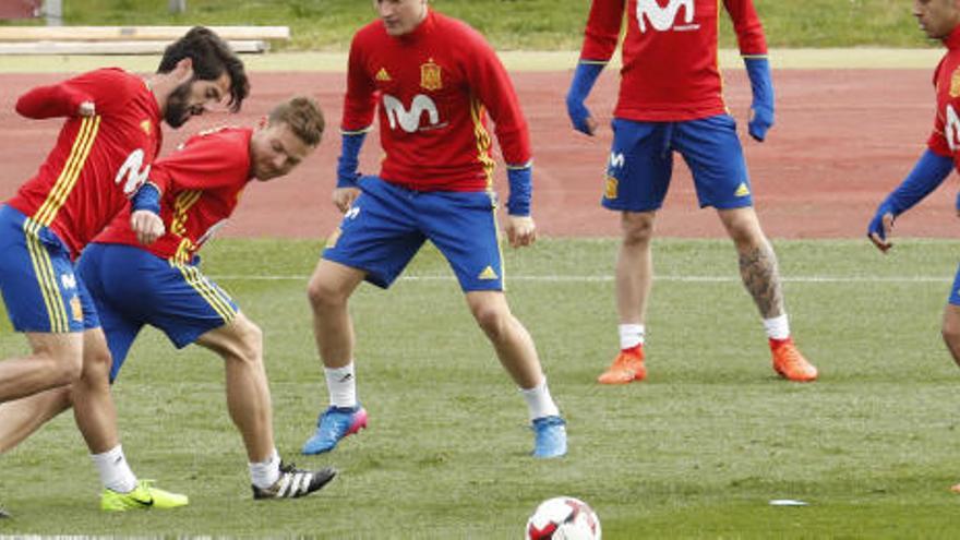 Isco ejercitándose con la Selección Española.