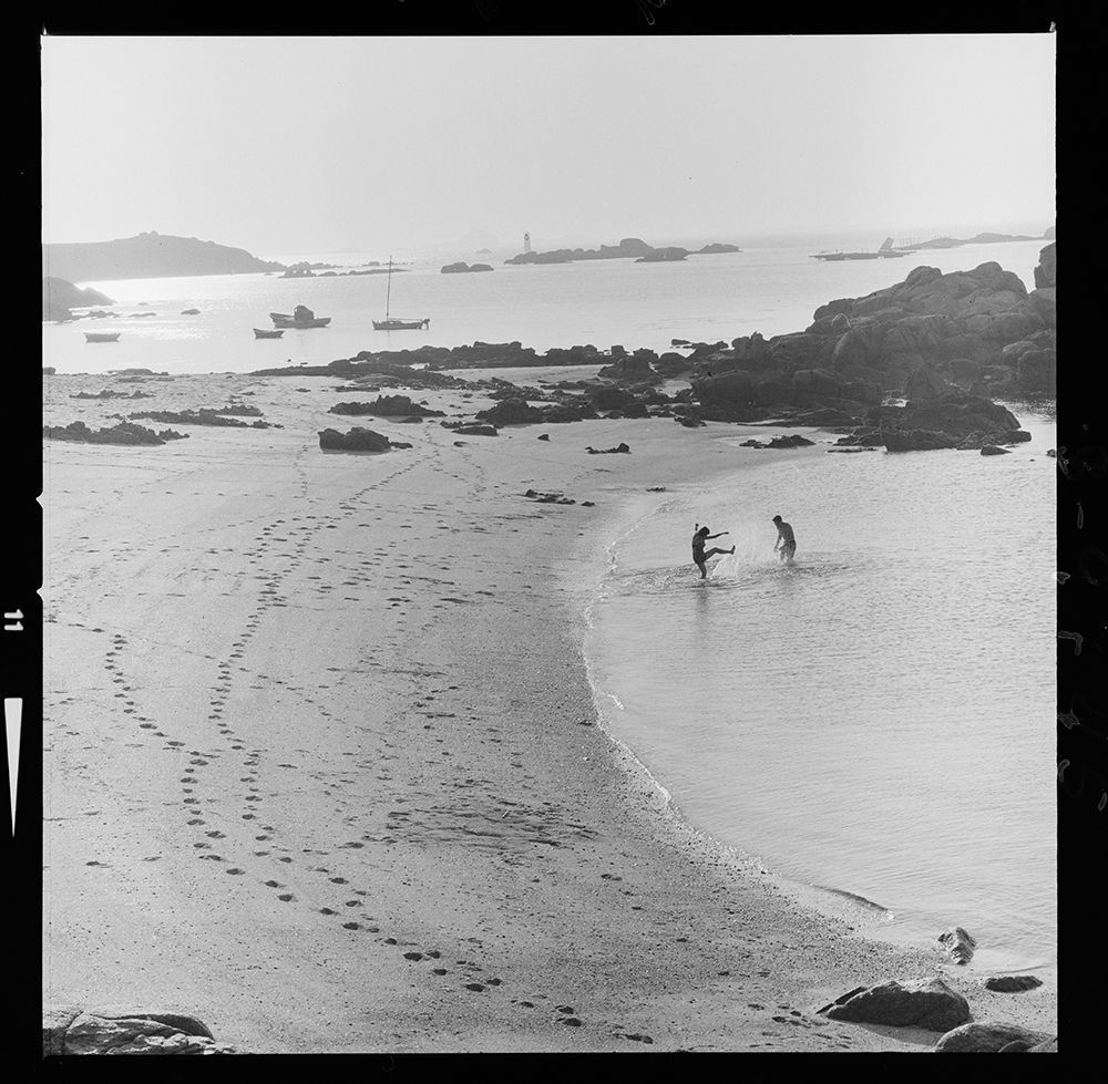 Pontevedra. Playas de San Vicente. La Toja [Paisaje de playa con una pareja jugando dentro del agua] 1967.jpg