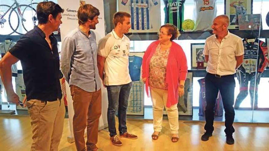 Sete Benavides conversa con la consellera Ruth Mateu y el resto de autoridades.