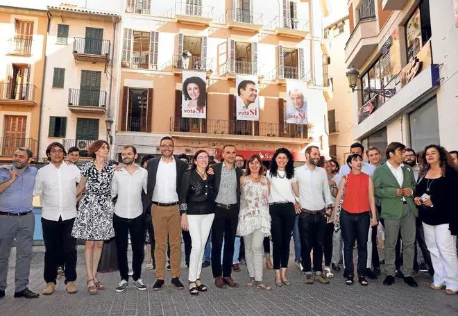 Una pegada de carteles con algún candidato nuevo