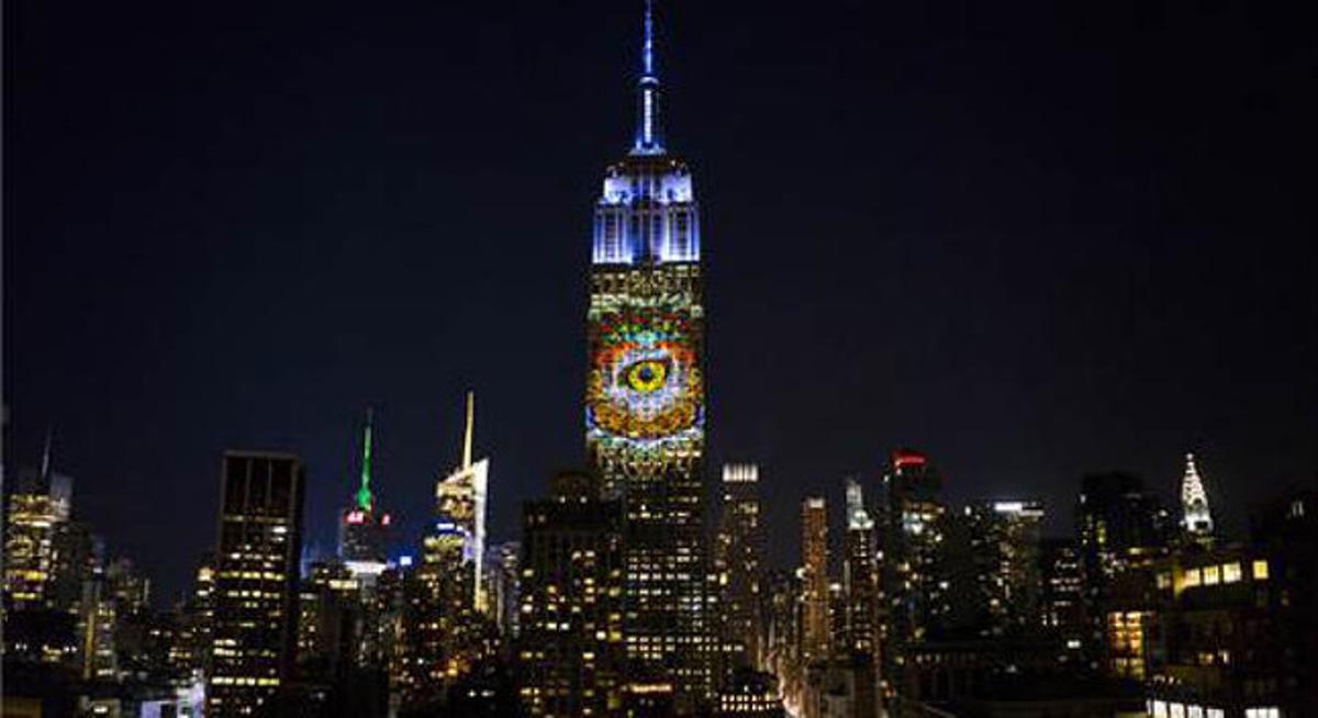 Panorámica de la ciudad de Nueva York con las imágenes proyectadas en el Empire State. 