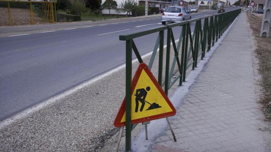 Las vallas metálicas han sido colocadas en un tramo de la travesía de la N-630 a su paso por Roales