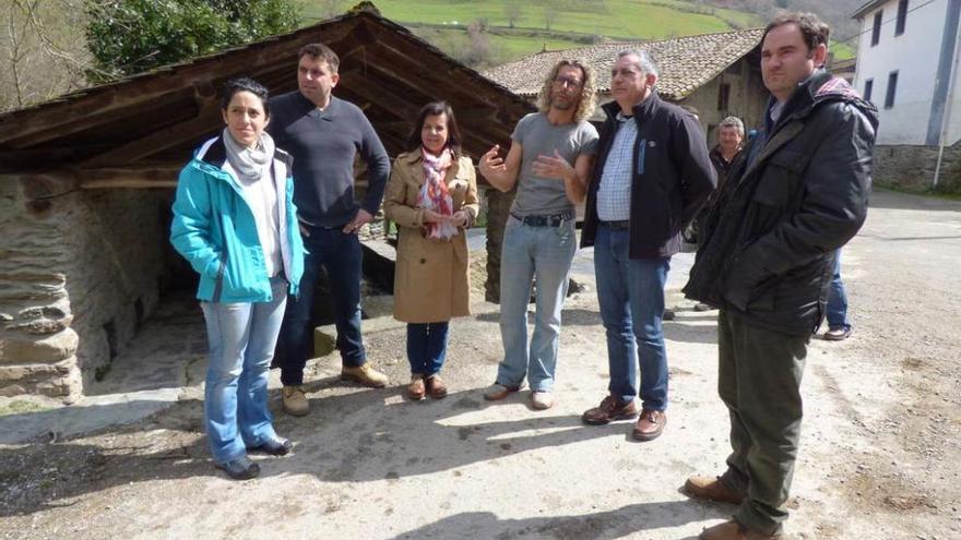 Por la izquierda, Begoña Cueto, concejala; un representante de construcciones Félix; María Jesús Álvarez; Pablo García, director del parque; Manuel Calvo, director general, y Raúl Gayo, concejal, ayer, en Vegameoro.