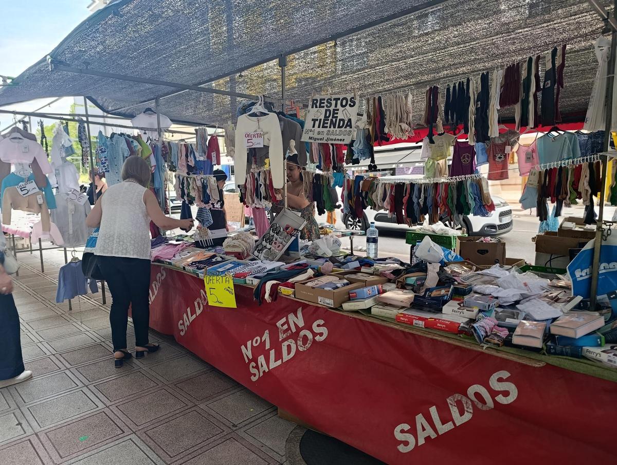 Vestidos y sandalias reinan en el mercado de la Pola