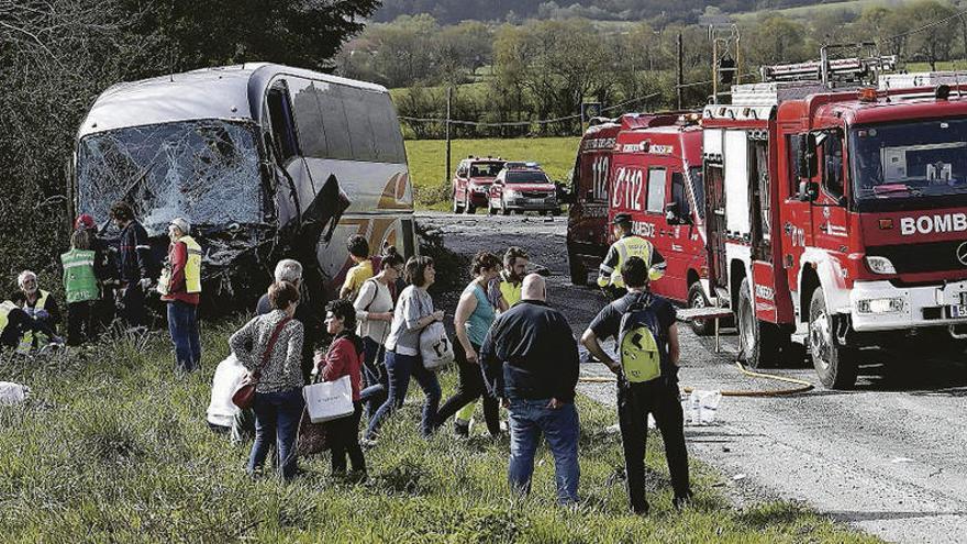 Dos muertos y siete heridos al chocar un coche y un bus en Pamplona