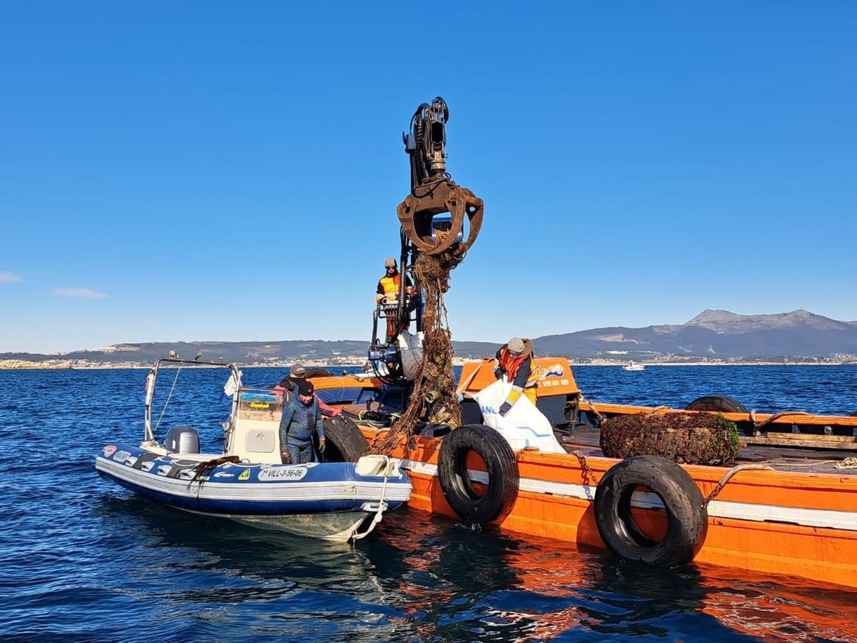 Así se elimina basura en los fondos marinos y la costa del islote Guidoiro Pedregoso.