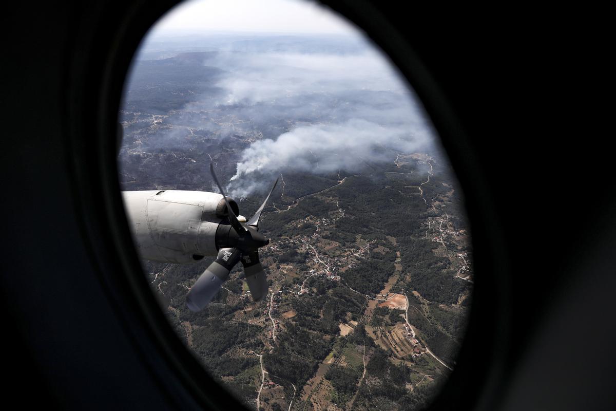 El fuego de Carrazeda De Ansiães (Portugal), visto desde un avión de las fuerzas aéreas portuguesas
