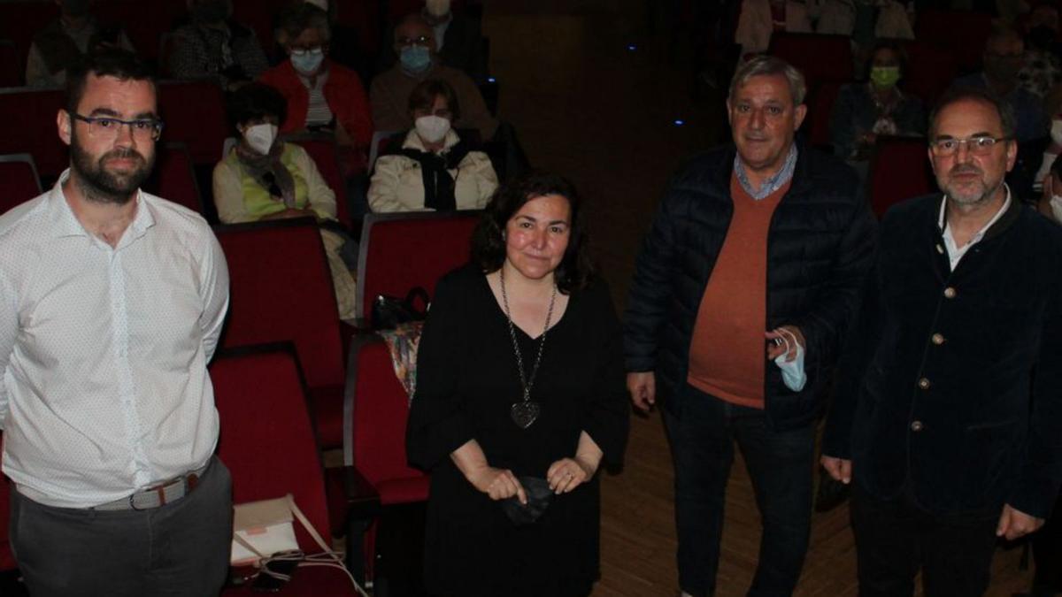 Por la izquierda, Pedro Fernández, representante de Amigos de la Historia de Tapia y portavoz del PP local; la alcaldesa, Ana Vigón; el presidente de la asociación “Contigo” Julián Rodríguez, y el historiador Gabino Busto, en el auditorio tapiego, momentos antes de la conferencia sobre la figura del juez. | T. Cascudo