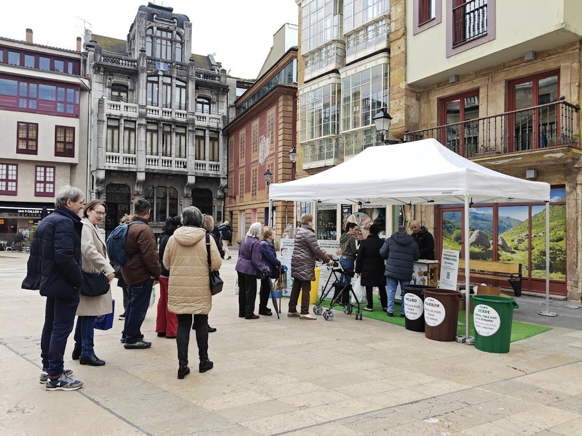 Vecinos y vecinas de Oviedo informándose en el stand de la campaña Si en tu casa se separa, en Oviedo se recicla