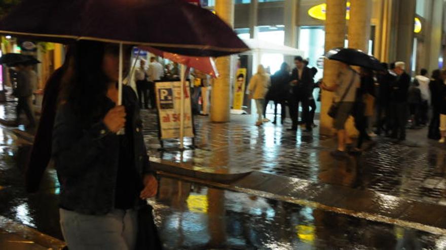 Els paraigües es converteixen en els grans triomfadors de la Shopping Night