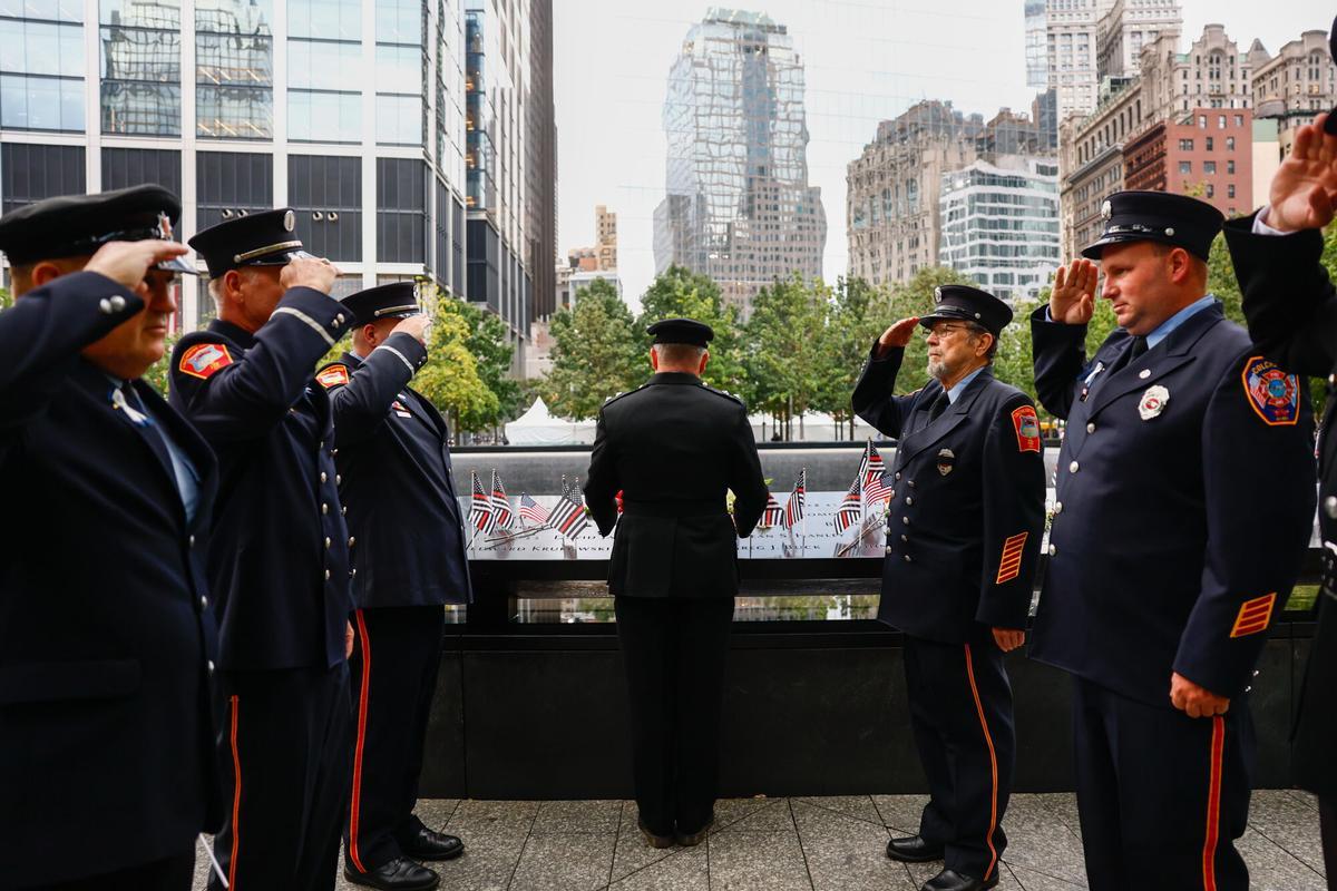Bomberos del Departamento de Bomberos de Nueva York (FDNY) se reúnen en el Memorial del 11-S.
