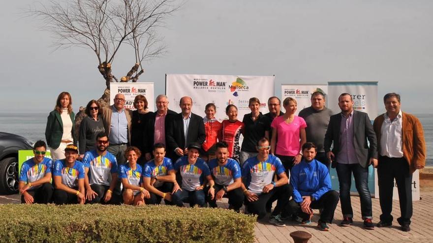 Los organizadores posan ayer durante la presentación del Duatlón en Ca´n Picafort.