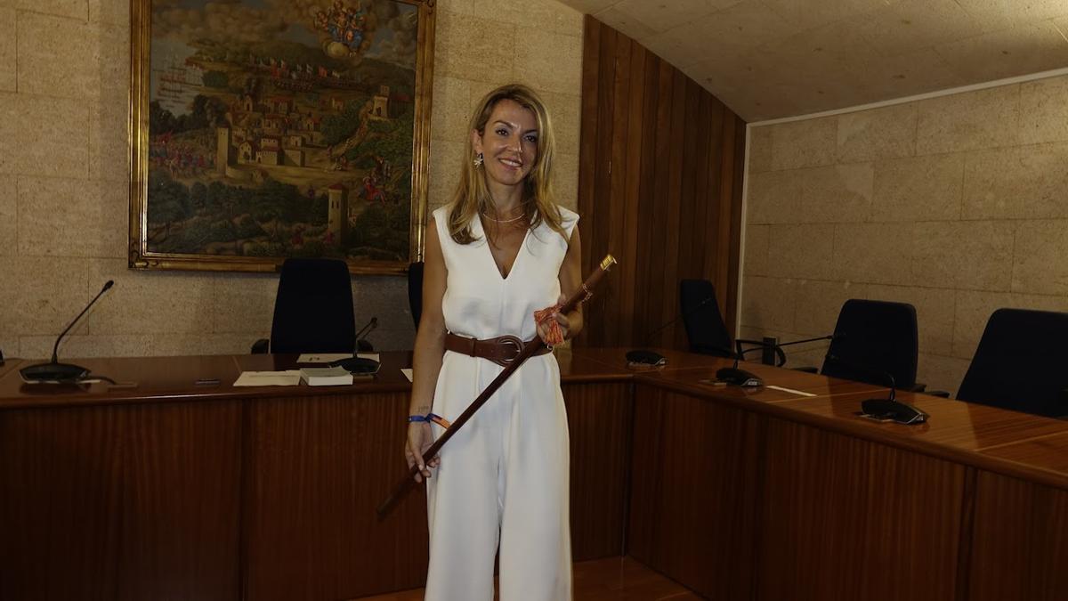 Estefanía Gonzalvo, con la vara de alcaldesa al finalizar el pleno de la moción de censura.