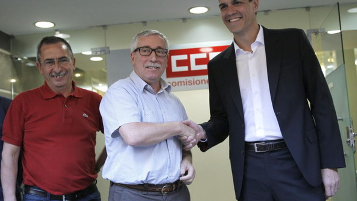 Pedro Sánchez saluda al líder de CCOO, Ignacio Fernández Toxo, este miércoles en la sede del sindicato.